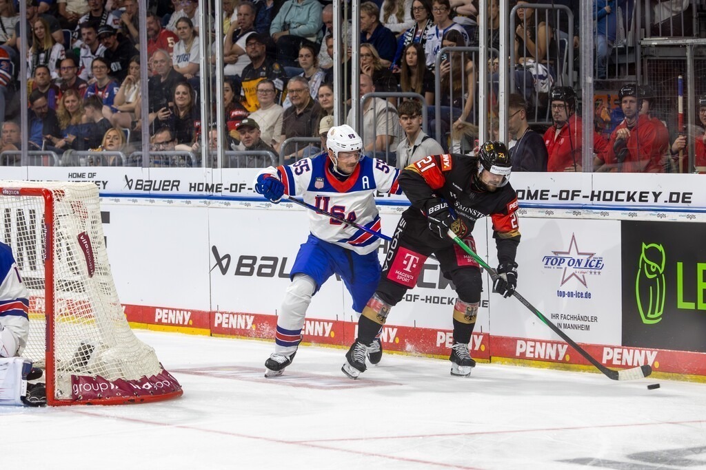 Eishockey-Länderspiel Deutschland gegen USA in Mannheim (letztes Vorbereitungsspiel vor der WM in der Schweiz) | Eishockey-Länderspiel Deutschland gegen USA in Mannheim (letztes Vorbereitungsspiel vor der WM in der Schweiz)***Nicolas Krämmer (21, Deutschland) und  Ryan Lindgren (55, USA) im Zweikampf an der Bande - Realisiert mit Pictrs.com