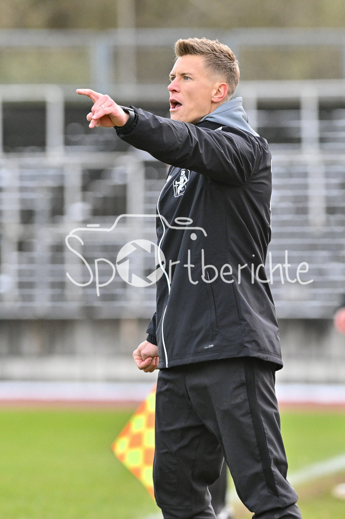 TSV Schwaben Augsburg - FC Augsburg II | im Bild TSV Schwaben Trainer Matthias OSTRZOLEK in Aktion / Freisteller/. Einzelfoto / Regionalliga Bayern: TSV Schwaben Augsburg - FC Augsburg II, Rosenaustadion am 23.11.2024