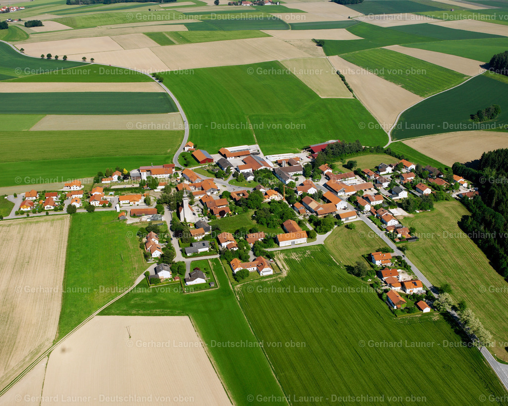 2600955 | OBERBUCH 09.06.2006 Landwirtschaftliche Nutzflächen und Feldgrenzen  umsäumen das Siedlungsgebiet des Dorfes in Oberbuch im Bundesland Bayern, Deutschland // Agricultural land and field boundaries surround the settlement area of the village  in Oberbuch in the state Bavaria, Germany Foto: Gerhard Launer