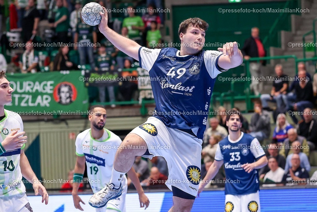 BHC09102501110 | 09.10.2025, Handball, HBL, Bergischer HC - HSG Wetzlar, Unihalle Wuppertal: Aron Seesing (BHC #49) beim Wurf auf das Tor 