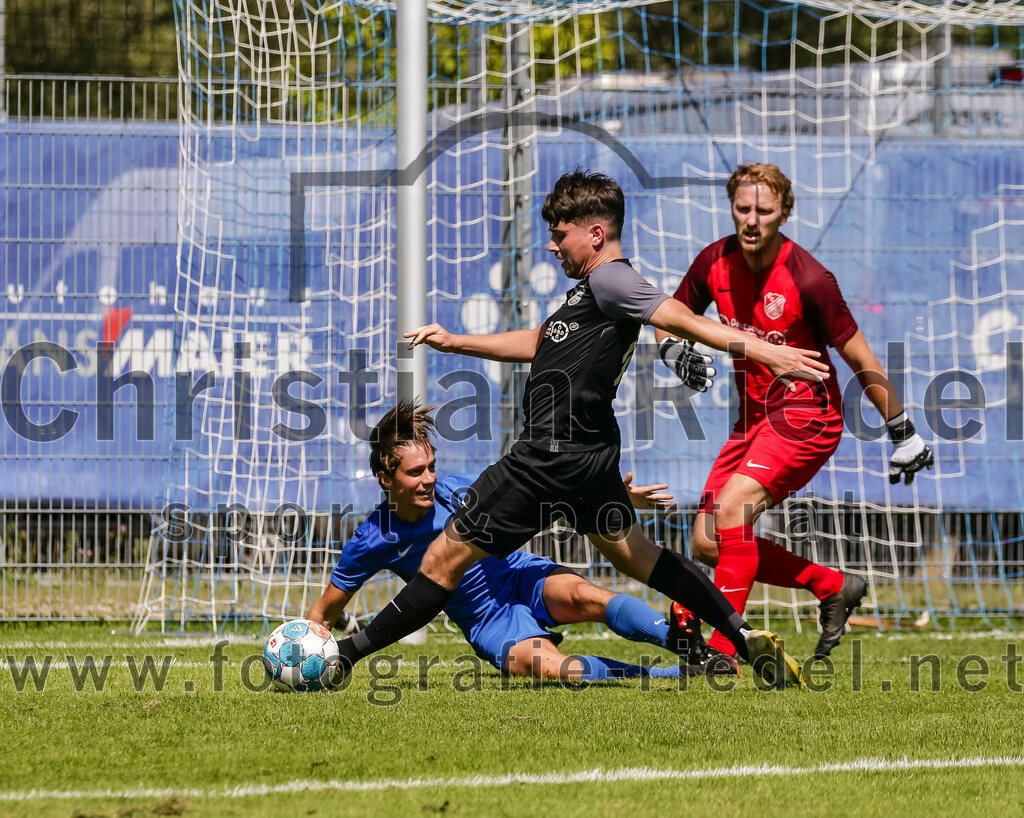 2023-08-12_085_FC_Langengeisling_gegen_ESV_Freilassing | Erding, Deutschland, 12.08.2023:
Fußball, Bezirksliga Oberbayern Ost 2023 / 2024, 4. Spieltag, FC Langengeisling gegen ESV Freilassing, Endergebnis: 2:1

Marco Schmitzberger (ESV Freilassing, #8), Maximilian Maier (FC Langengeisling, #10), Torwart Christian Bernhardt (FC Langengeisling, #1)

Foto: Christian Riedel / fotografie-riedel.net