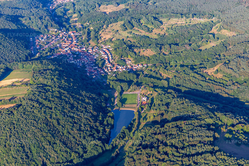 Luftbild: SV Silz hinterm Silzer See in Silz im Bundesland Rheinland-Pfalz in Deutschland. – Foto: IMG_133644.jpg vom 18.07.2022 durch Werner Riehm/FLY-FOTO.de – Auflösung des Originals: 5472 x 3648 px – Silz