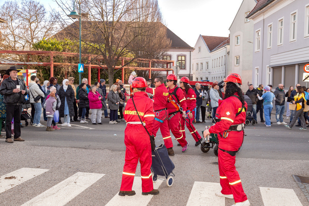 Umzug2025-199_9900 | Fotostrecke: FASCHINGSUMZUG 2025 in Loosdorf. 22 Masken(gruppen)-Teilnehmer: Loosdorfer Vereine, Wirtschaftstreibende, Gemeindeabordnungen sowie Kreditinstitute. rund 700 Besucher entlang der Hauptstrasse. Veranstaltungs-Sicherung durch Mannschaft der FF-Loosdorf mit schwerem Gerät. Maskenprämierung am EKZ-Platz durch Bgm. Thomas Vasku in den Kategorien: Bester Festwagen (Fa. gkonzept-Groissenberger; Beste Personengruppe-ASK-Loosdorf; Beste Einzelperson; Weiteste Anreise-FF Schollach;