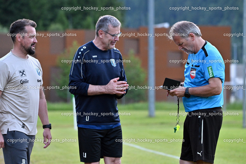 WSG Radenthein vs. URC Thal Assling | Tormanntrainer URC Thal Assling Rudolf Libiseller, Asisstentcoach URC Wahl Assling Roland Jungmann, Gerhard Lukas Meschnark Referee, Gelbe Karte, WSG Radenthein vs. URC Thal Assling, WSG Radenthein vs. URC Thal Assling am 30.05.2025 in Radenthein (Sportplatz Radenthein), Austria, (Photo by Bernd Stefan)