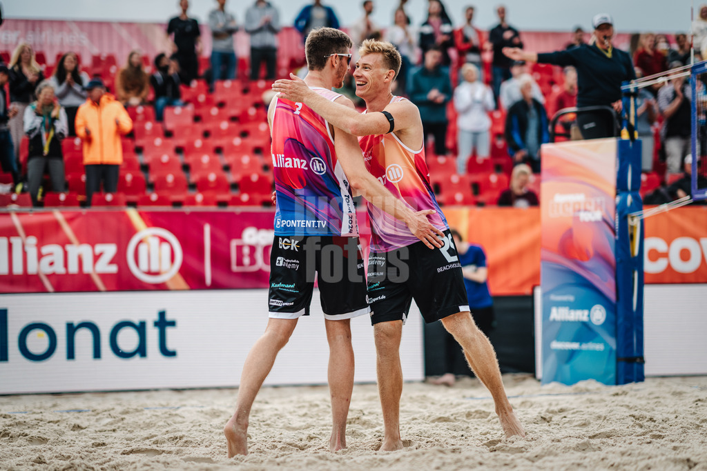 Beachvolleyball | Frauen | German Beach Tour 2024 | Tourstop Düsseldorf | 17.05.2024 | Jonas Reinhardt (rechts) freut sich mit Milan Sievers (links)