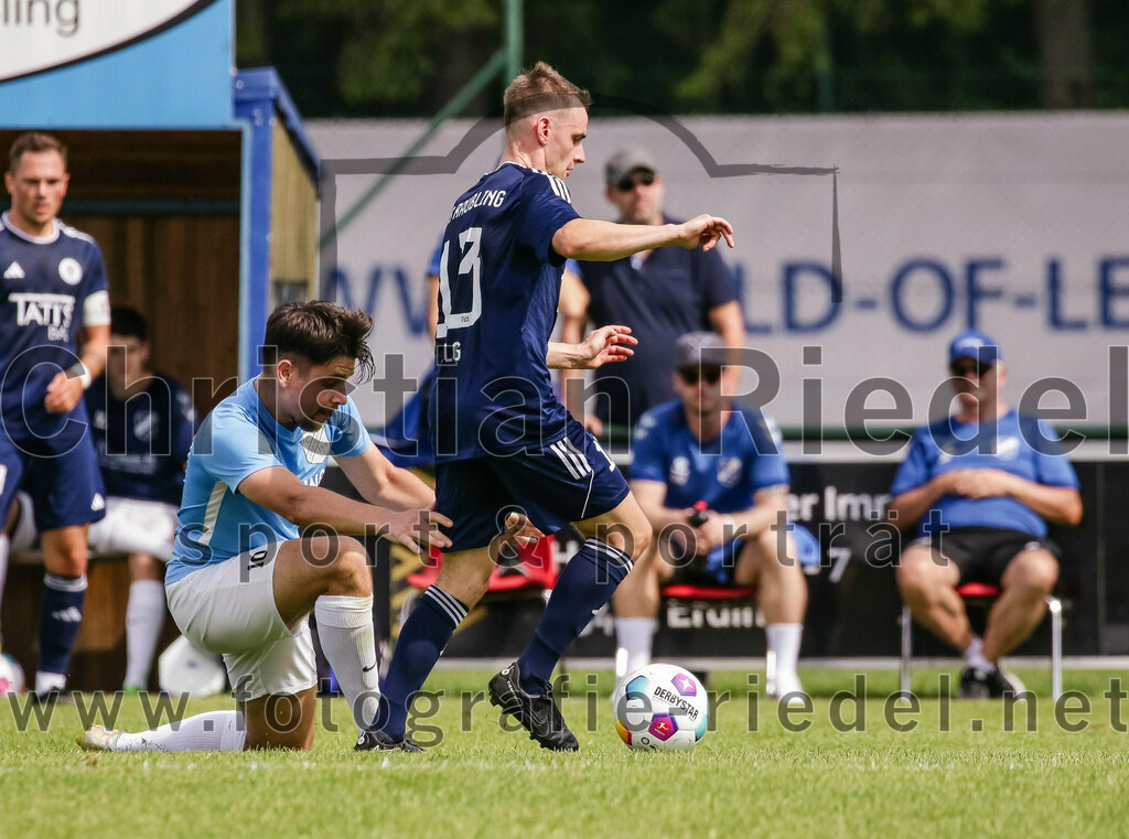 2023-08-26_116_FC_Langengeisling_gegen_TuS_Raubling | Erding, Deutschland, 26.08.2023:
Fußball, Bezirksliga Oberbayern Ost 2023 / 2024, 6. Spieltag, FC Langengeisling gegen TuS Raubling, Endergebnis: 2:0

Maximilian Maier (FC Langengeisling, #10), Lorenz Jilg (TuS Raubling, #13)

Foto: Christian Riedel / fotografie-riedel.net