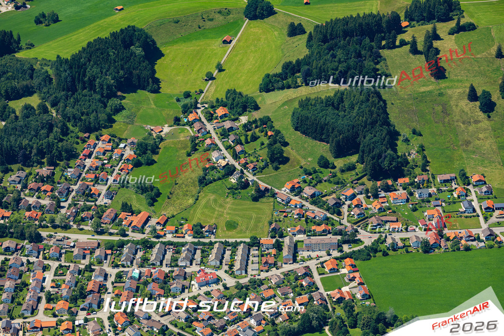 Aktuelles Luftbild von  Peiting - Die Luftaufnahme wurde 2022 mittels UL-Flugzeug erstellt ( keine Drohne ) - hochauflösende Kamera-Systeme von  Canon -Beste Qualität - Für grossformatige Ausdrucke geeignet. Die Geschenkidee !