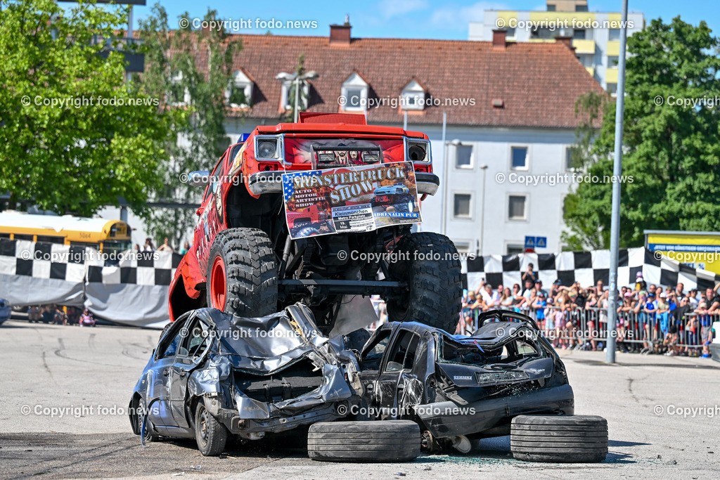 Linz_ Autostunt_ Monstertruck_ Show_ 20.05.2024-43 | 20.05.2024, Linz, AUT, Stuntshow, im Bild Linz, Autostunt, Monstertruck, Show, Schrottauto, Stuntman, Motor, Artistik, Ueberschlag, Feuershow, Zuschauer