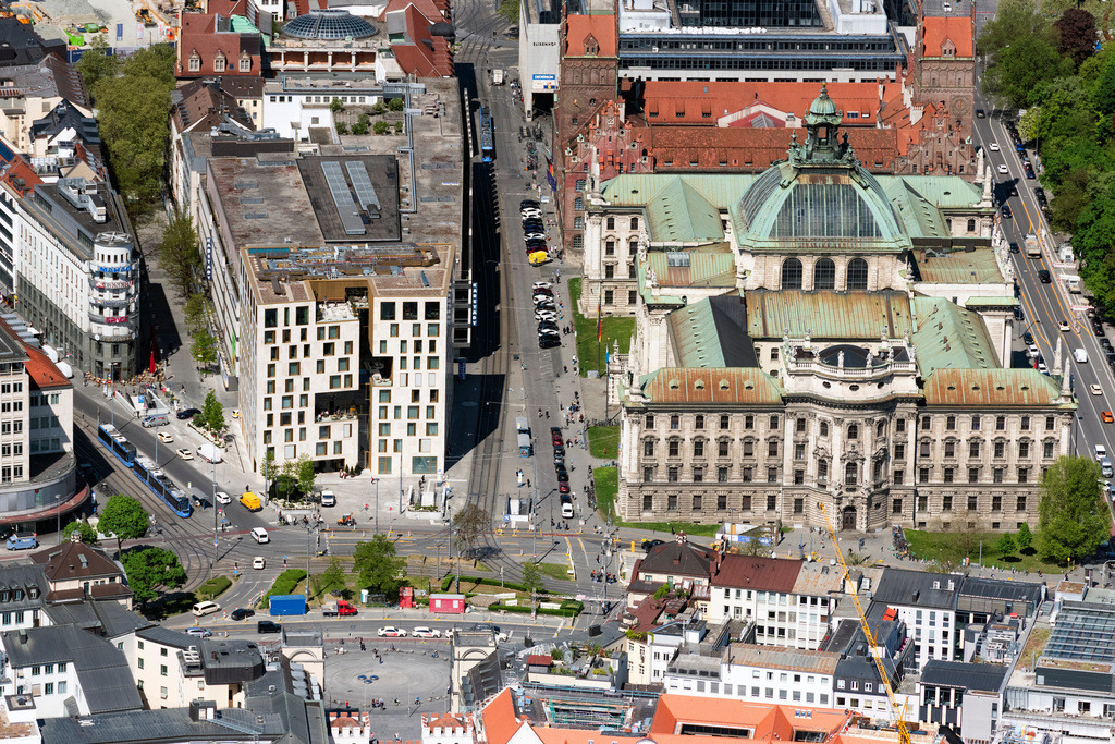 dr__0064255.jpg | MüNCHEN 29.04.2025 Hotelanlage " Königshof " an der Bayerstraße - Karlsplatz - Prielmayerstraße im Ortsteil Ludwigsvorstadt-Isarvorstadt in München im Bundesland Bayern, Deutschland. Weiterführende Informationen bei: Hydro-Tech GmbH,  LeitWerk AG,  NIETO SOBEJANO ARQUITECTOS GMBH,  Reiter-Hahne Architektin+Beratender Ingenieur PartG mbB,  ZECH Bau SE. // New construction site the hotel complex " Koenigshof " on Bayerstrasse - Karlsplatz - Prielmayerstrasse in the district Ludwigsvorstadt-Isarvorstadt in Munich in the state Bavaria, Germany. Further information at: Hydro-Tech GmbH,  LeitWerk AG,  NIETO SOBEJANO ARQUITECTOS GMBH,  Reiter-Hahne Architektin+Beratender Ingenieur PartG mbB,  ZECH Bau SE. Foto: Daniel Reiter