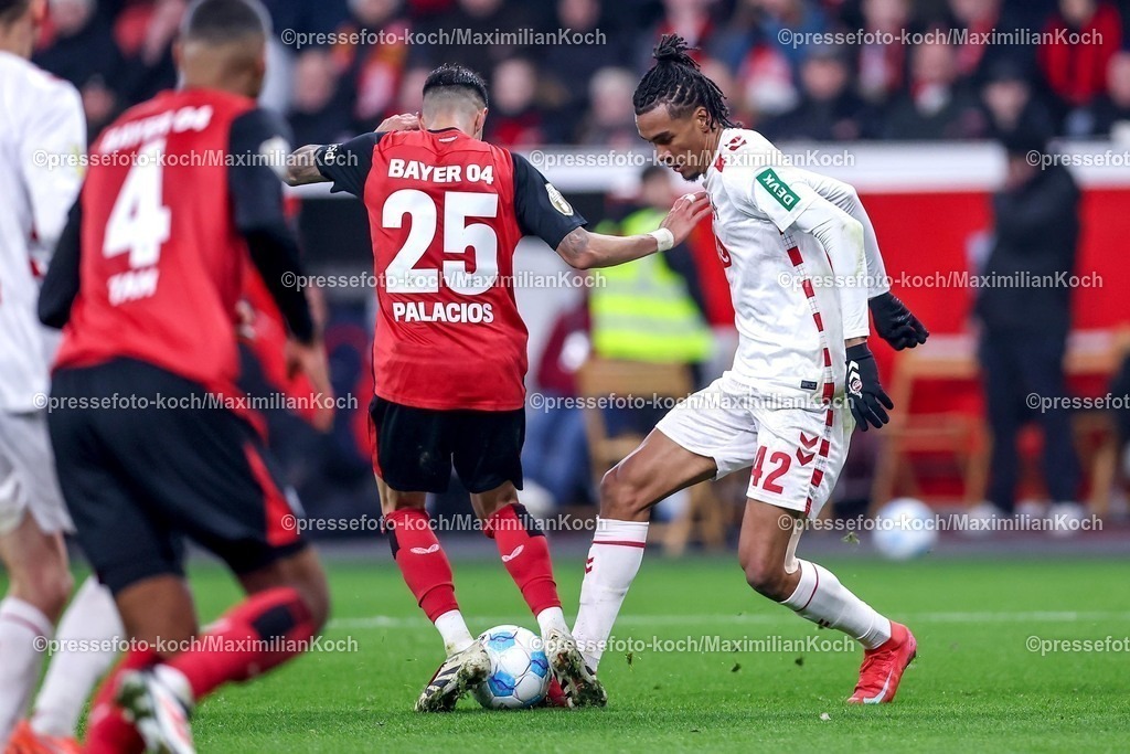 DFB05022501034 | 05.02.2025, Fußball, DFB-Pokal Viertelfinale, Bayer 04 Leverkusen - 1.FC Köln, BayArena, Saison 2024 2025: Torschütze Damion Downs (FC Köln #42) behauptet sich gegen Exequiel Palacios (Bayer04 Leverkusen #25) und trifft zum 1:0. DFB regulations prohibit any use of photographs as image sequences and or quasi-video.