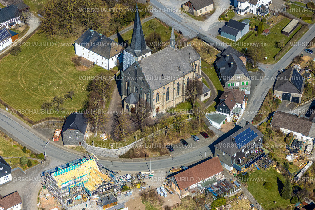 Sundern250304625 | Luftbild, Bauarbeiten am Kirchturm der St. Martinus Kirche, Hellefeld, Sundern, Sauerland, Nordrhein-Westfalen, Deutschland