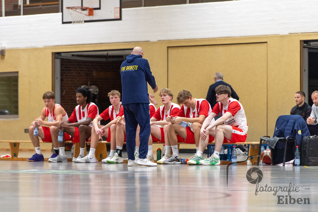 TSG Westerstede-Fortuna Logabirum | Basketball 2. Regionalliga; TSG Westerstede 2 (weiß)- Fortuna Logabirum (blau) am 12.12.2025 in Westerstede (Hössensportzentrum), Photo: Philip Eiben 2025 - Realisiert mit Pictrs.com