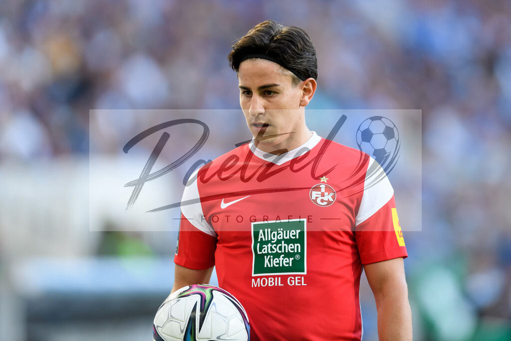 FCMFCK20210904_151 | Fussball, Herren: Nicolas Sessa (1. FC Kaiserslautern) schaut beim Spiel der 3. Liga zwischen 1. FC Magdeburg und 1. FC Kaiserslautern in der MDCC-Arena am 04.09.2021 in Magdeburg, Deutschland.DFB / DFL REGULATIONS PROHIBIT ANY USE OF PHOTOGRAPHS AS IMAGE SEQUENCES AND/OR QUASI-VIDEO. - Realisiert mit Pictrs.com