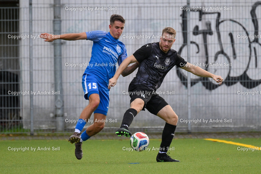 TSV Klausdorf vs SV Dörpum | Stian-Petter Waschko (Klausdorf #14) vs Simon Bahnsen (Dörpum #15) / Fußball-Landesliga Schleswig Männer 2026/2027 / TSV Klausdorf vs SV Dörpum / Kunstrasenplatz Klausdorf / Schwentinental / 17.10.26 - Realisiert mit Pictrs.com