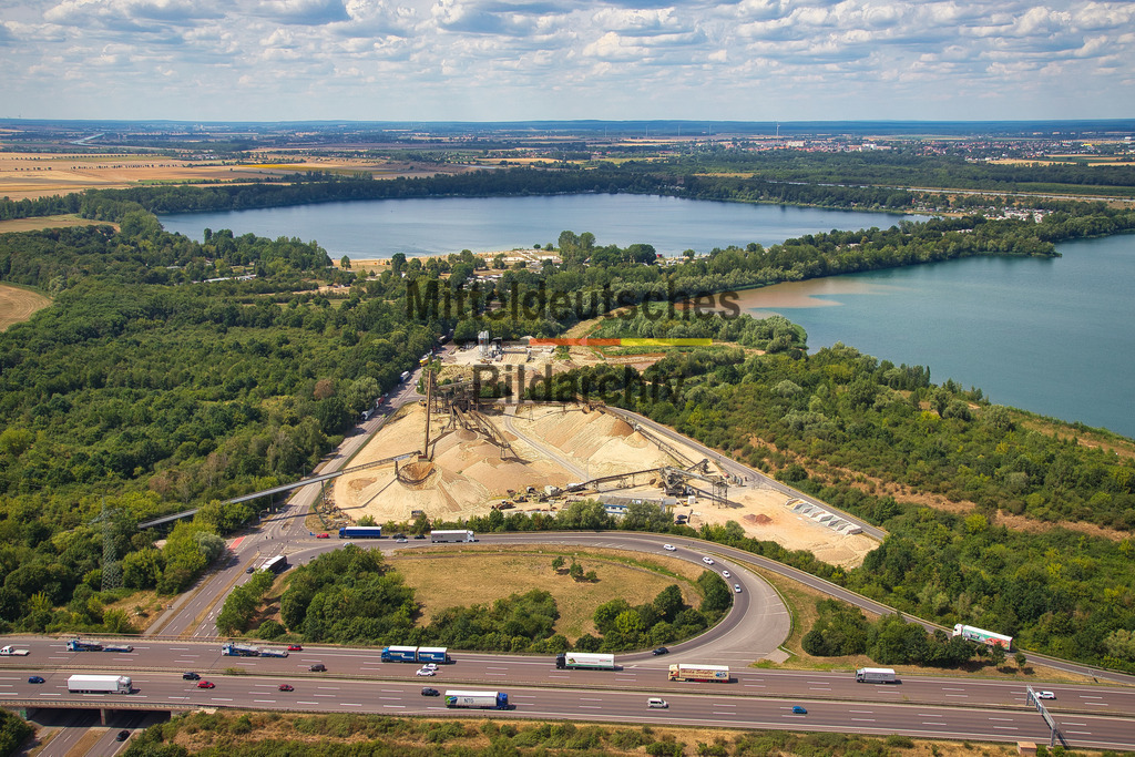 Kieswerk_Hülskens_Magdeburg_1191 | Professionelle Luftaufnahme eines Industrie- oder Gewerbestandortes in Sachsen-Anhalt. Die Aufnahme entstand bei einem Fotoflug mit dem Tragschrauber oder der Drohne und dokumentiert Unternehmen, Gewerbeflächen und wirtschaftliche Infrastruktur aus der Vogelperspektive. Das Luftbild steht für redaktionelle und kommerzielle Nutzungen sowie als hochwertiger Wanddruck zur Verfügung. - Realisiert mit Pictrs.com