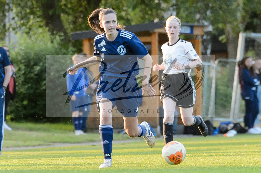 GREBES20210719_026 | Fussball, Frauen:   beim Spiel der 1. Kreisklasse zwischen TSG 07 Burg Gretesch IV und TuS Bad Essen im TSG-Sportpark am 19.07.2021 in Osnabrueck, Deutschland. - Realisiert mit Pictrs.com