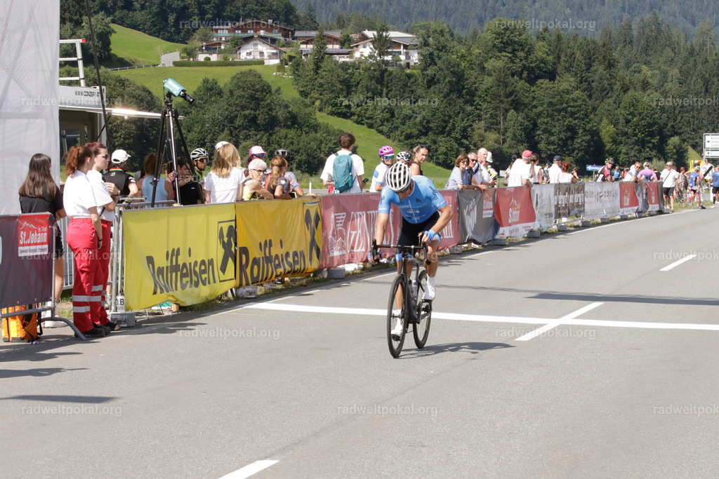 985_20230817_Bewerb_Maenner_Muehlanger | AUT - OESTERREICH, 2023-08-16: SPORT RENNRAD-FAHREN - 55. INTERNATIONALER RADWELTPOKAL IN ST. JOHANN IN TIROL  - Vintage-Radrennen mit WM-Bronze-Medaillen-Siegerin Christina Schweinberger, den Teilnehmer und Alexander Baumann (vom Orginastions-Team) - TAG 2 BEWERB MAENNER IN SECHS GRUPPEN  ; Foto: Roland Muehlanger