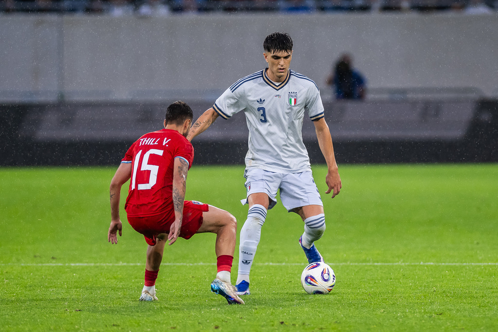 Luxembourg v Italy | International men's football friendly Luxembourg v Italy on 3 june 2026 at 8.45pm (CET) at Stade de Luxembourg - Davide Bartesaghi (r., #3, Italy) facing a challenge by Vincent Thill (l., #15, Luxembourg) - Realisiert mit Pictrs.com