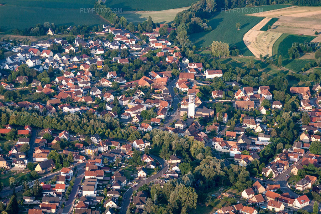 Aerial view: Church building in the village center in Offendorf in the state Bas-Rhin, France. – Photo: IMG_68031.jpg taken on 06/19/2014 by Werner Riehm/FLY-FOTO.com – Resolution of the original: 4752 x 3168 px