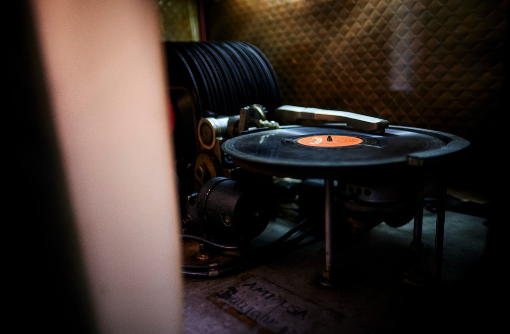 Alte Jukbox mit Platten im Wirtshaus | Mönchhof, Austria - October 06, 2021: Dorfmuseum Mönchhof; Alte Jukbox mit Platten im Wirtshaus. - Realisiert mit Pictrs.com