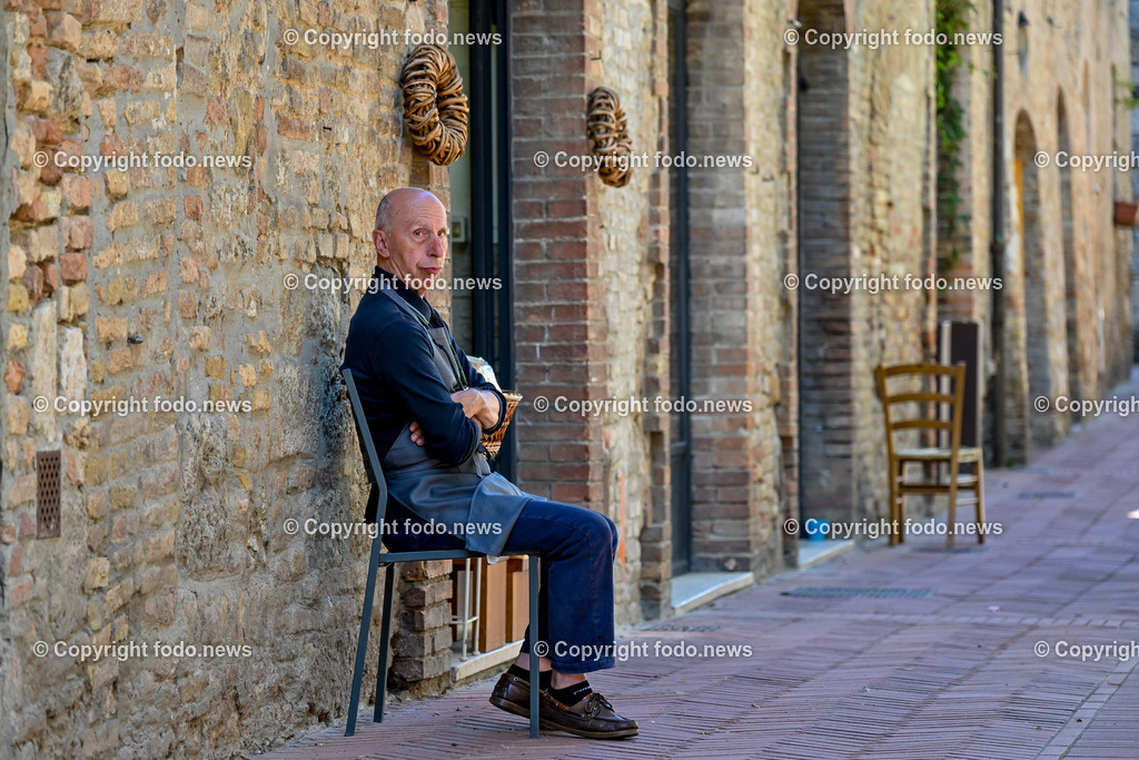 Italien_ Toskana_ San Gimignano_ 31.05.2024-61 | 31.05.2024, Italien, ITA, Toskana, San Gimignano im Bild Stadtansichten Gebäude, Architektur, Touristen, Historisch, Souvenir, Ansichten der berühmten Stadt San Gimignano in der Toskana-Italien - View of the famous town San Gimignano in Tuscany-ItalySan Gimignano ist eine italienische Kleinstadt in der Toskana mit einem mittelalterlichen Stadtkern. San Gimignano wird auch die Stadt der Türme genannt. Die Stadt liegt in der Provinz Siena. Sie gehört neben Florenz, Siena und Pisa zu den von Touristen meist besuchten Zielen in der Toskana.