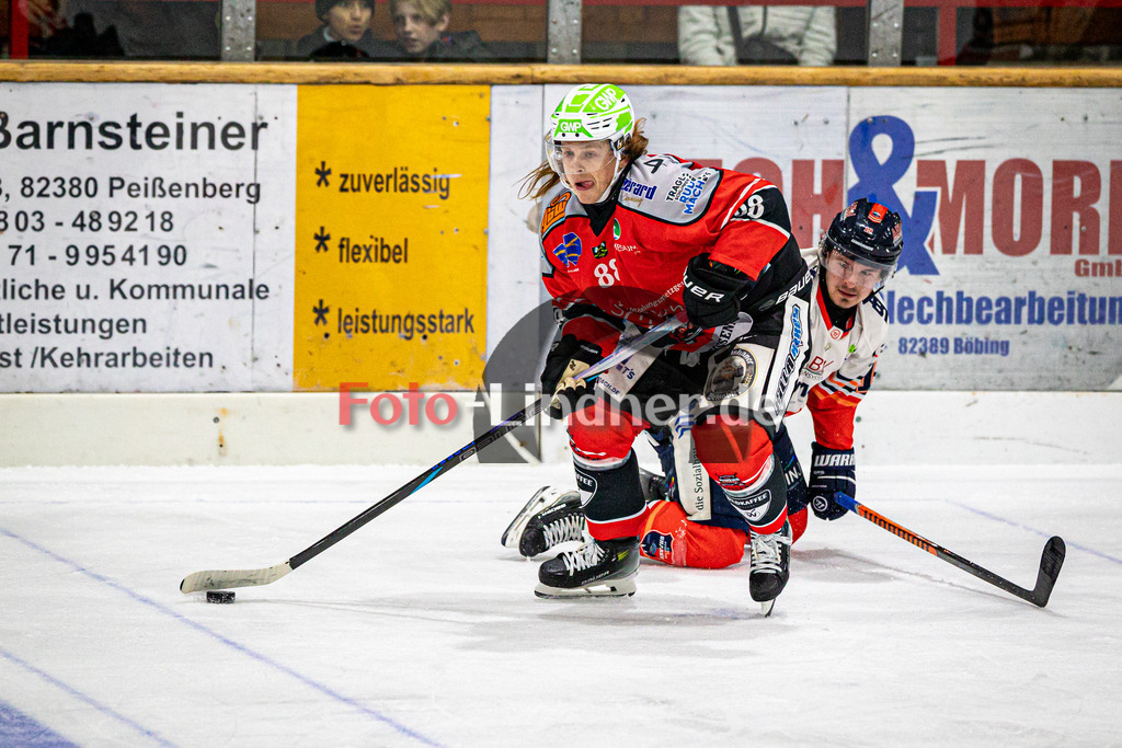 TSV Peißenberg MINERS vs ESC Kempten SHARKS | Eishockey Bayernliga Herren Vorrunde 2024/2025, TSV Peißenberg MINERS vs ESC Kempten SHARKS, 20241018,Zweikampf zwischen David HRAZDIRA (MINERS 88) und Maximilian MILLER (SHARKS 19),2024-10-18 in Peißenberg (Eisstadion)David HRAZDIRA (MINERS 88), Maximilian MILLER (SHARKS 19)Copyright: WolfgangxLindner foto-lindner.de