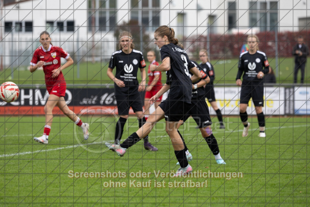 20251012_141339_0877 | #,1.FC Donzdorf (schwarz) vs. VfB Stuttgart II (rot), Fussball, Frauen-Verbandsliga Württemberg, 05. Spieltag, Saison 2025/2026, Rasenplatz Lautertal Stadion, Süßener Straße 16, 73072 Donzdorf, 12.10.2025 - 13:00 Uhr,Foto: PhotoPeet-Sportfotografie/Peter Harich