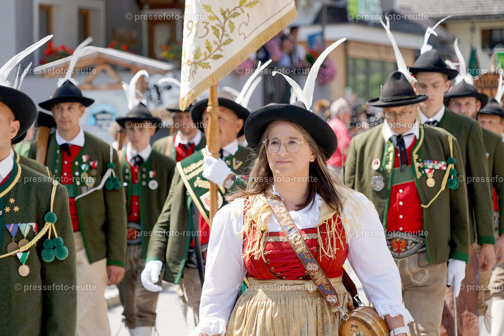 e13-news-2023-Juli23-Regimentsschuetzenfest3-Steeg-UMZUG_DORF-DSC07355 | Info aus dem Bezirk Reutte/Ausserfern Tirol sowie eine umfangreiche Bilddatenbank über die gesamte Region: Lechtal, Talkessel Reutte, Tannheimertal, Zwischentoren. Lech, Plansee, Zugspitze, Grenztunnel, B179, Fernpassstraße, Verkehr, Lawinen, Tradition, - Realisiert mit Pictrs.com