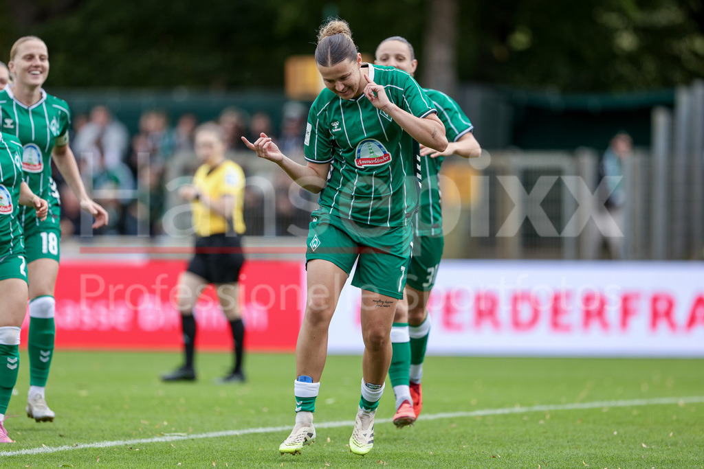 Fussball, Google Pixel Frauen-Bundesliga, SV Werder Bremen - TSG 1899 Hoffenheim | Torschützin Larissa Mühlhaus (SV Werder Bremen, 7) mit Torjubel, Jubel, jubeln, jubelt, optimistisch, Spielszene, Highlight, Freude über das Tor zum 1:0, DIE DFB-RICHTLINIEN UNTERSAGEN JEGLICHE NUTZUNG VON FOTOS ALS SEQUENZBILDER UND/ODER VIDEOÄHNLICHE FOTOSTRECKEN. DFB REGULATIONS PROHIBIT ANY USE OF PHOTOGRAPHS AS IMAGE SEQUENCES AND/OR QUASI-VIDEO.