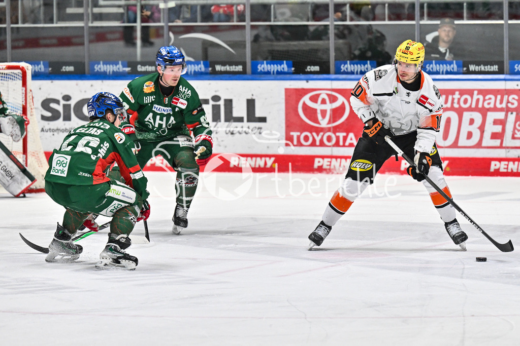 Augsburger Panther - Löwen Frankfurt | AUGSBURG, GERMANY - 16. JANUARY: im Bild Duell Moritz ELIAS (Augsburger Panther 46) und Jakob LILJA (Löwen Frankfurt 10) während dem Match zwischen den Augsburger Panthern und den Löwen Frankfurt am 40. Spieltag der penny DEL im Curt Frenzel Stadion