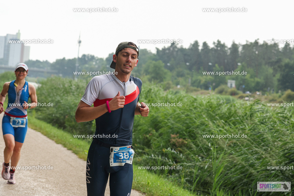 LUR_1454 | 34. M-net Erlanger Triathlon 2025 #erlangertriathlon  #mnettriathlon2025 #mnettriathlon #team #olympischedistanz #mitteldistanz #triathlon #maindonaukanal  #erlangertriathlon2025 #yourpictrs #tv1848 #tv1848erlangen  #triathlonbayern #sportinerlangen #demsportverbunden #sportshot_your_pictrs Copyright: www.sportshot.de