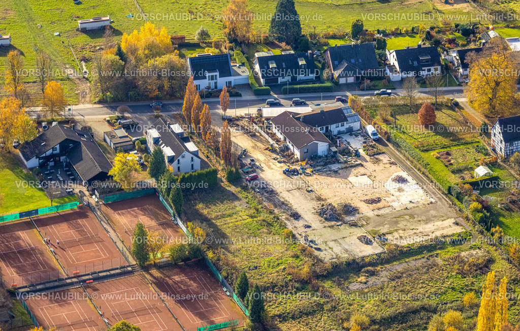 Herdecke251104610 | Luftbild, Abriss und Baustelle Kirchender Dorfweg, Baustelle für Wohnbebauung am Standort des ehemaligen Blumencenters, Speisekammer Nr. 16 Bistro, herbstliche Bäume, Westende, Herdecke, Ruhrgebiet, Nordrhein-Westfalen, Deutschland
