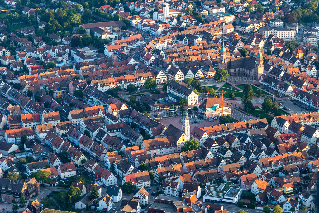 Luftbild: Größter Marktplatz Deutschlands in Freudenstadt im Bundesland Baden-Württemberg in Deutschland. Foto: IMG_128580.jpg vom 25.08.2021 durch Werner Riehm/FLY-FOTO.de