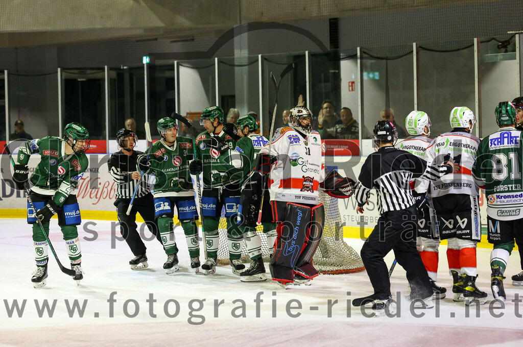 2023-10-29_123_TSV_Erding_gegen_TSV_Peissenberg | Erding, Deutschland, 29.10.2023:
Eishockey, Bayernliga Vorrunde 2023 / 2024, 5. Spieltag, TSV Erding gegen TSV Peißenberg, Endergebnis: 

Jubel nach dem 1:2 durch Philipp Michl (Erding Gladiators, #77)
Torwart Korbinian Sertl (TSV Peissenberg, #31), Manuel Singer (TSV Peissenberg, #71), Philipp Michl (Erding Gladiators, #77)

Foto: Christian Riedel / fotografie-riedel.net