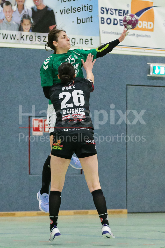 Handball, 2. Bundesliga Frauen, HL Buchholz 08-Rosengarten - SV Werder Bremen | v.li.: Anna Lena Bergmann (SV Werder Bremen, 25) und Jule Meisner (HL Buchholz 08-Rosengarten, 26) im Zweikampf, Duell, Spielszene, Aktion, Action