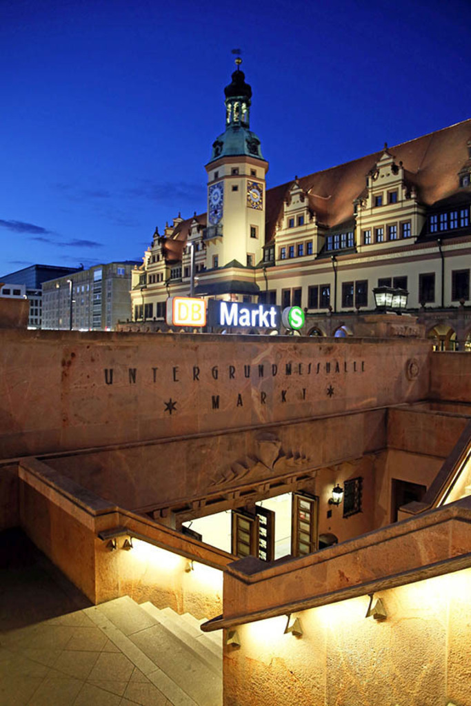 Foto: Leipzig - Untergrundmessehaus - Blick zum Alten Rathaus | Das Team hinter BILDLEXIKON LEIPZIG bündelt historische wie aktuelle Informationen über die Stadt Leipzig in Text und Bild auf einer Plattform und stellt diese der interessierten Öffentlichkeit zur Verfügung.
