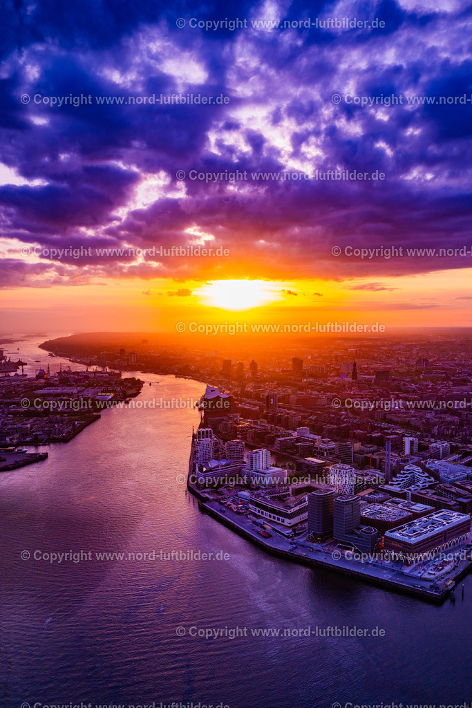 Hamburg_Elbphilharmonie_Sonnenuntergang_ELS_9260060525 | HAMBURG 06.05.2025 Stadtansicht vom Stadtzentrum am Ufer des Flußverlaufes der Elbe im Ortsteil HafenCity in Hamburg, Deutschland. Weiterführende Informationen bei: Hafen Hamburg Marketing e.V. (HHM),  HamburgMusik gGmbH,  hamburg.de GmbH & Co. KG. // City view of the city center on the river bank of the River Elbe, in the district HafenCity in Hamburg, Germany. Further information at: Hafen Hamburg Marketing e.V. (HHM),  HamburgMusik gGmbH,  hamburg.de GmbH & Co. KG. Foto: Martin Elsen