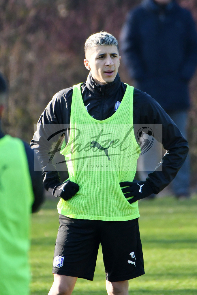 20200207_TRAOSN_0061 | Fußball, Herren: Anas Ouahim (VfL Osnabrueck) schaut waehrend der Trainingseinheit des VfL Osnabrueck im Sportpark Illoshoehe am 07.02.2020 in Osnabrueck, Deutschland. - Realisiert mit Pictrs.com
