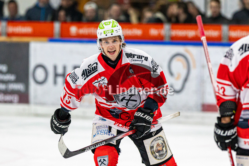Spiel 3 Finale TSV Peißenberg Miners vs EHC Königsbrunn | Eishockey Bayernliga Playoffs 2023/2024, Spiel 3 Finale TSV Peißenberg Miners vs EHC Königsbrunn, 20240328,
Jubel Ryan MURPHY (Miners 15),
2024-03-28 in Peißenberg (Eisstadion)
15 Ryan MURPHY (Miners 15)
Copyright: WolfgangxLindner foto-lindner.de