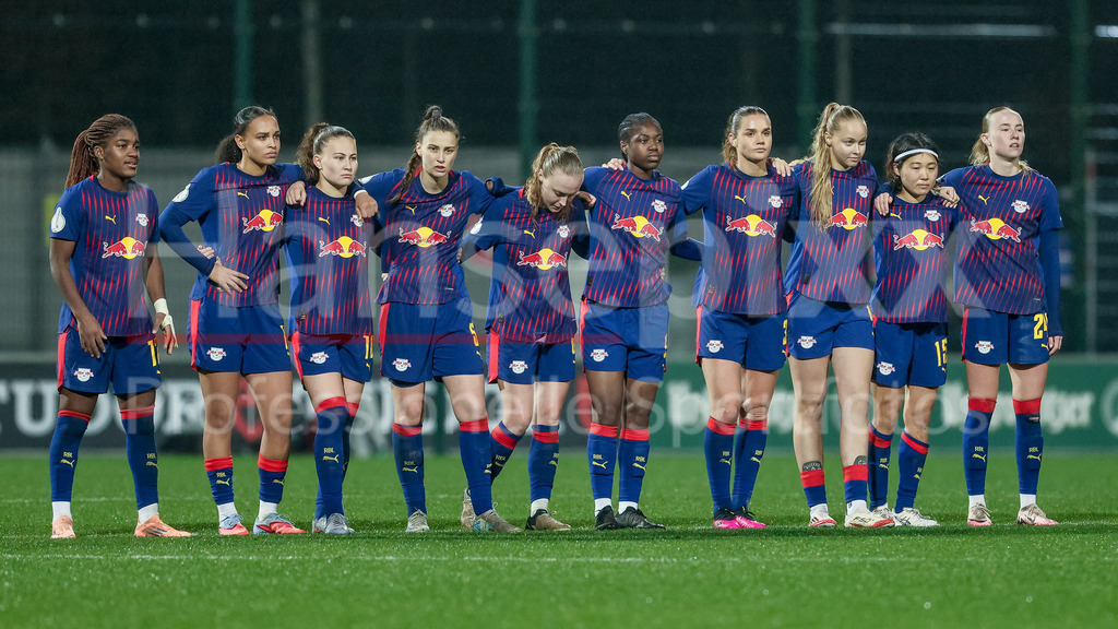 Fussball, DFB-Pokal Frauen, RB Leipzig - SV Werder Bremen | Spielerinnen von RB Leipzig beim Elfmeterschießen, DIE DFB-RICHTLINIEN UNTERSAGEN JEGLICHE NUTZUNG VON FOTOS ALS SEQUENZBILDER UND/ODER VIDEOÄHNLICHE FOTOSTRECKEN. DFB REGULATIONS PROHIBIT ANY USE OF PHOTOGRAPHS AS IMAGE SEQUENCES AND/OR QUASI-VIDEO.
