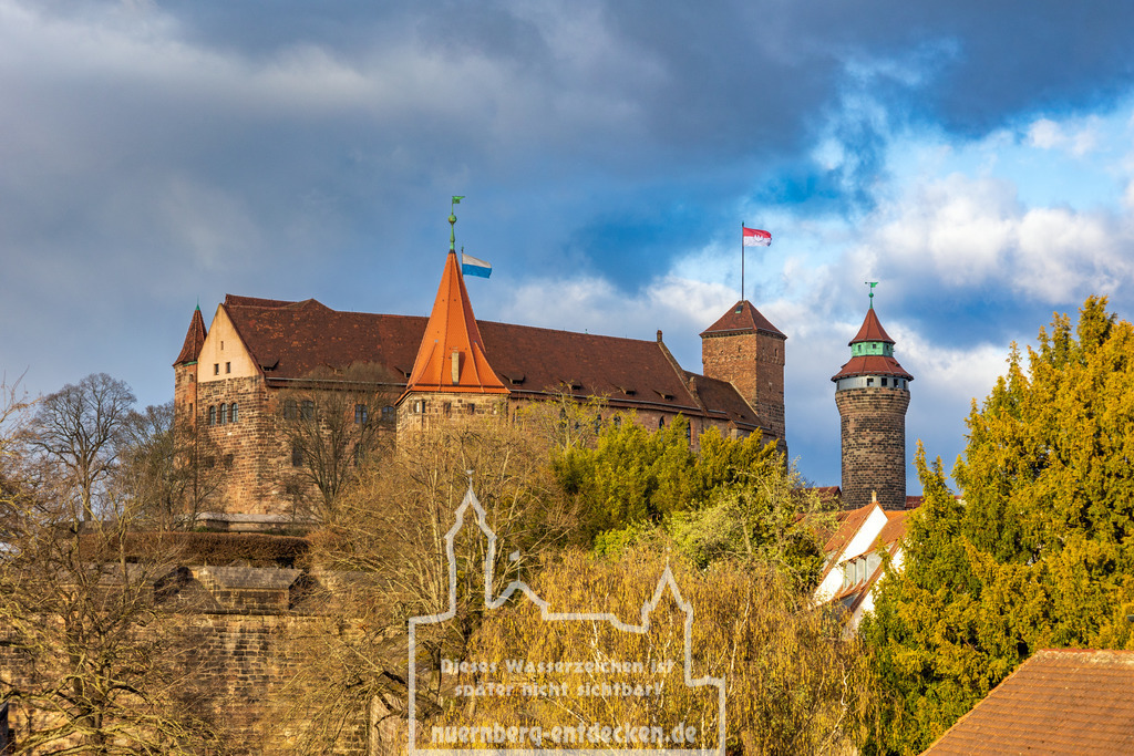 Kaiserburg Nürnberg zum Frühlingsangang | Blick auf die schöne Nürnberger Kaiserburg über die historischen zum Frühlingsanfang. Ausgeleuchtet von der Abendsonne. Die großen Wolkenberge hinter der Burg deuten auf einen baldigen Wetterwechsel hin.  - Realisiert mit Pictrs.com