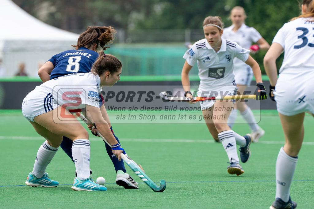 Final4_20240519-1144-0046 | Bonn, Deutschland, 19.05.2024: Lucia Jimenez Vicenter (Mannheimer HC), Friederike Heusgen (Duesseldorfer HC) in Aktion waehrend des Spiels der Deutsche Feldhockey-Meisterschaften 2024 zwischen Final 4 Damen Finale Düsseldorfer HC - Mannheimer HC im Bonner THV am 19.05.2024 in Bonn, Deutschland. (Foto von Stephan Fehrmann)

Bonn, Germany, 19.05.2024: Lucia Jimenez Vicenter (Mannheimer HC), Friederike Heusgen (Duesseldorfer HC) in action during the game of Deutsche Feldhockey-Meisterschaften 2024 between Final 4 Damen Finale Düsseldorfer HC - Mannheimer HC in Bonner THV at 19.05.2024 in Bonn, Deutschland. (Foto from Stephan Fehrmann)
