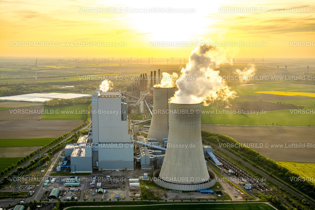 Grevenbroich240403970NeurathRWE_PowerKraftwerkNeurathBOA 2_3 | Luftbild, RWE Power AG Braunkohlenkraftwerk Neurath BoA 2 und 3 im Gegenlicht, die Abendsonne über Wiesen und Feldern, hinten ein Windräderpark, Neurath, Grevenbroich, Rheinland, Nordrhein-Westfalen, Deutschland