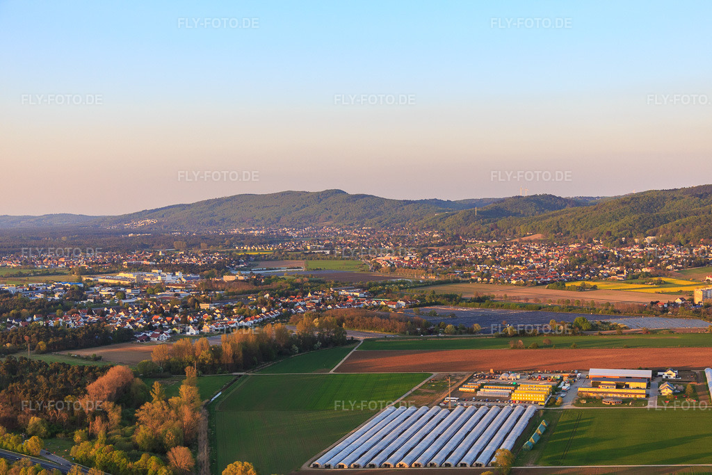 Luftbild: Spargel & Obsthof Wendel in Zwingenberg im Bundesland Hessen in Deutschland. – Foto: IMG_077844.jpg vom 23.04.2015 durch Werner Riehm/FLY-FOTO.de – Auflösung des Originals: 5472 x 3648 px – Spargel, Erdbeeren und Himbeeren von der Bergstraße