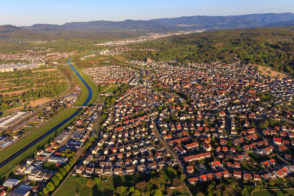 Luftbild: Ortsübersicht im Murgtal aus Westen in Kuppenheim im Bundesland Baden-Württemberg in Deutschland. Foto: IMG_099210.jpg vom 23.04.2017 durch Werner Riehm/FLY-FOTO.de