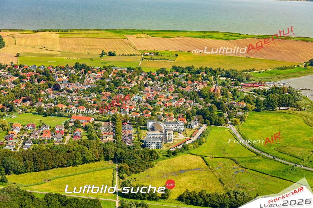 Luftbild Wustrow - Die Luftaufnahme wurde 2025 vom UL-Flugzeug heraus erstellt ( keine Drohne ) - Hochauflösende Luftaufnahme - für professionelle Ausdrucke geeignet. Die Geschenkidee !Hier alle&nbsp;Infos zur Lizenzierung der LuftaufnahmeWir fliegen auch dieses Jahr wieder in Ihre Region um Luftbilder zu erstellen.- Luftbild anfragen