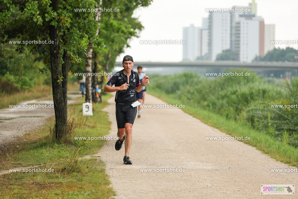 LUR_1886 | 34. M-net Erlanger Triathlon 2025 #erlangertriathlon  #mnettriathlon2025 #mnettriathlon #team #olympischedistanz #mitteldistanz #triathlon #maindonaukanal  #erlangertriathlon2025 #yourpictrs #tv1848 #tv1848erlangen  #triathlonbayern #sportinerlangen #demsportverbunden #sportshot_your_pictrs Copyright: www.sportshot.de