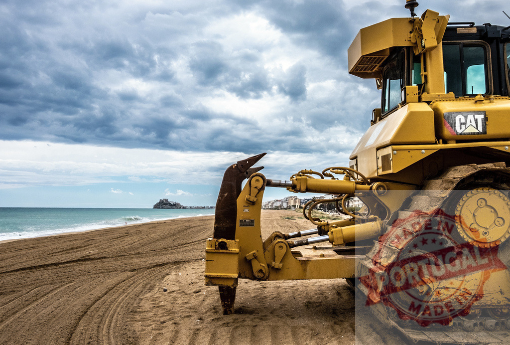Bulldozer working on beach preparing sand for season | Heavy machinery bulldozer on sandy beach with cloudy sky and Peñíscola castle in background - Realisiert mit Pictrs.com