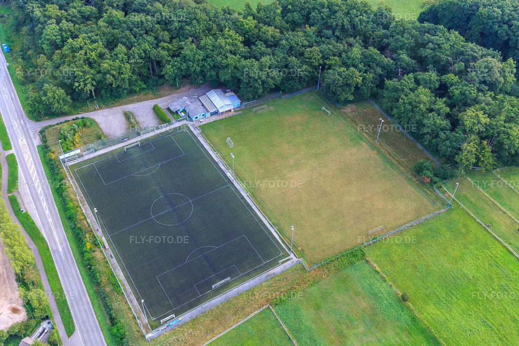 Sportplätze und Vereinsheim des  FC Bienwald Kandel https://www.fcbienwald-kandel.de/ | Luftbild: Sportplätze und Vereinsheim des  FC Bienwald Kandel https://www.fcbienwald-kandel.de/ im Ortsteil Minderslachen in Kandel im Bundesland Rheinland-Pfalz in Deutschland. Foto: IMG_149466.jpg vom 09.08.2025 durch Werner Riehm/FLY-FOTO.de - Realisiert mit Pictrs.com