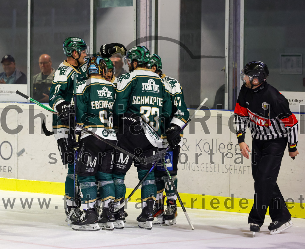 2025-09-21_116_TSV_Erding_gegen_Hoechstadter_Alligators | Erding, Deutschland, 21.09.2025:Eishockey, Oberliga Süd 2025 / 2026, 2. Spieltag, TSV Erding gegen Höchstadter Alligators, Endergebnis: 3:4Jubel nach dem 3:2Foto: Christian Riedel / fotografie-riedel.net